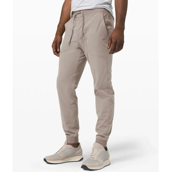 Lululemon License to Train Men’s Jogger Pants XL Taupe Beige Athletic Gym GUC - Picture 1 of 7